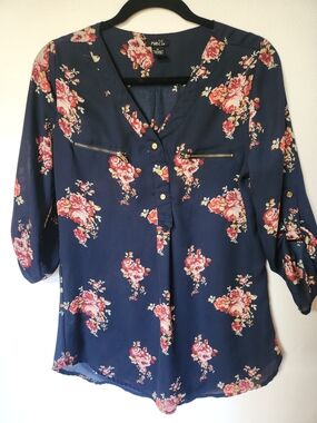 Rue21 Navy Floral V-Neck Blouse with Zip Accents Size M